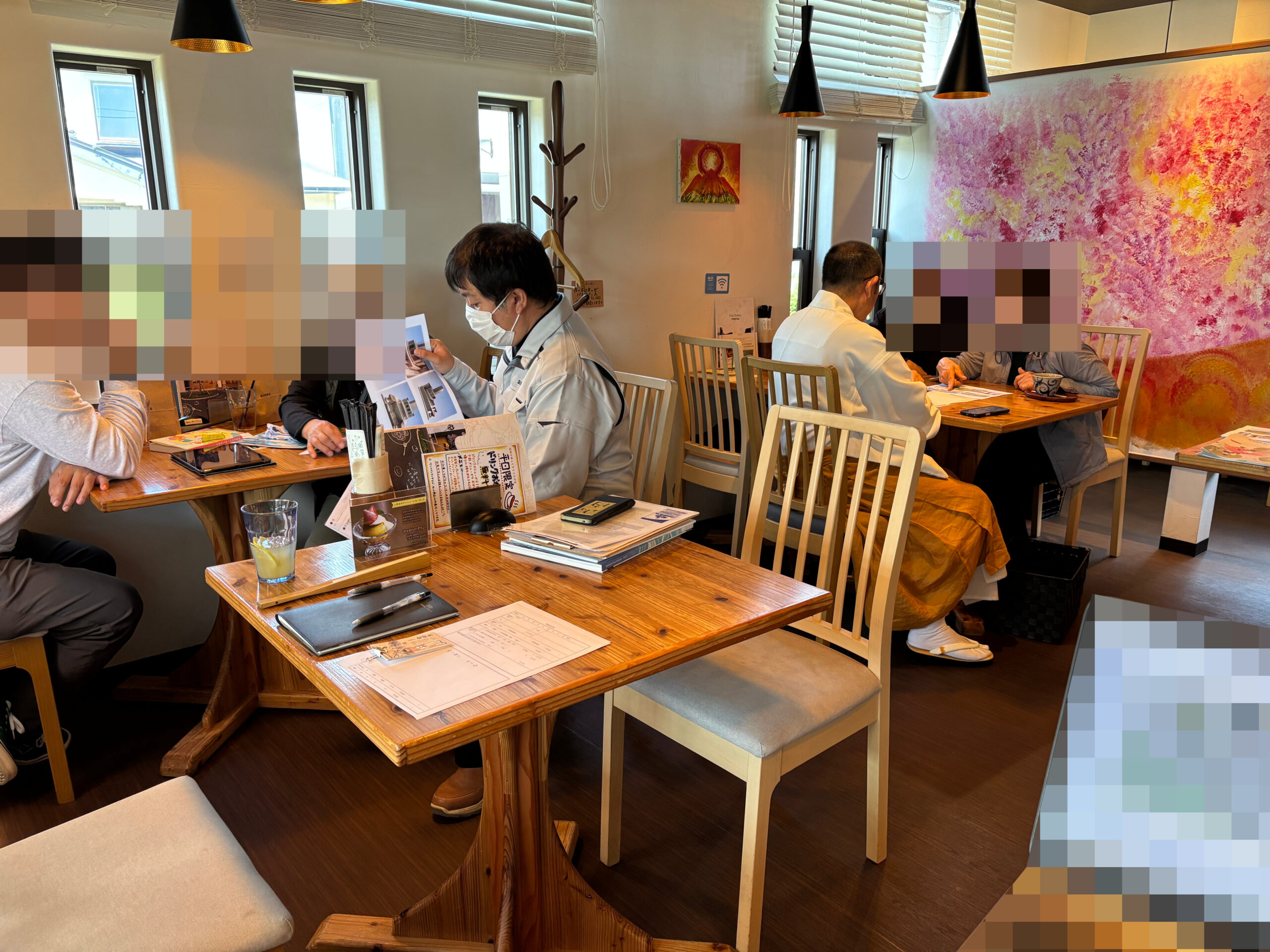 供養と仏事のなんでも相談会の様子、大湯石材店スタッフと蒔田副住職と相談者