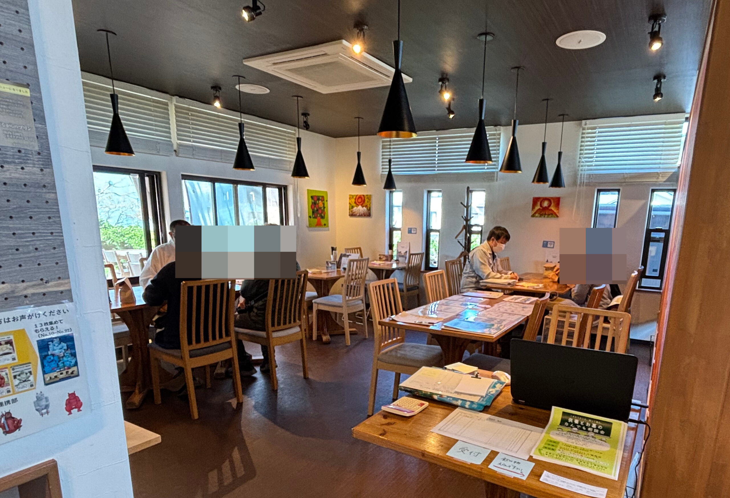 相談会での個別相談風景