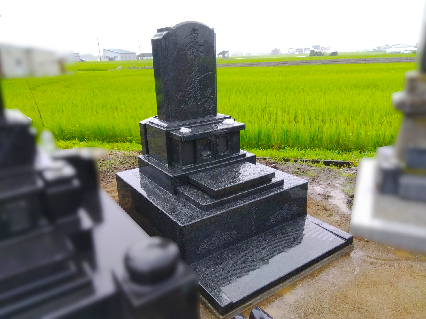 「ありがとう」と菊の彫刻が美しいお墓です。