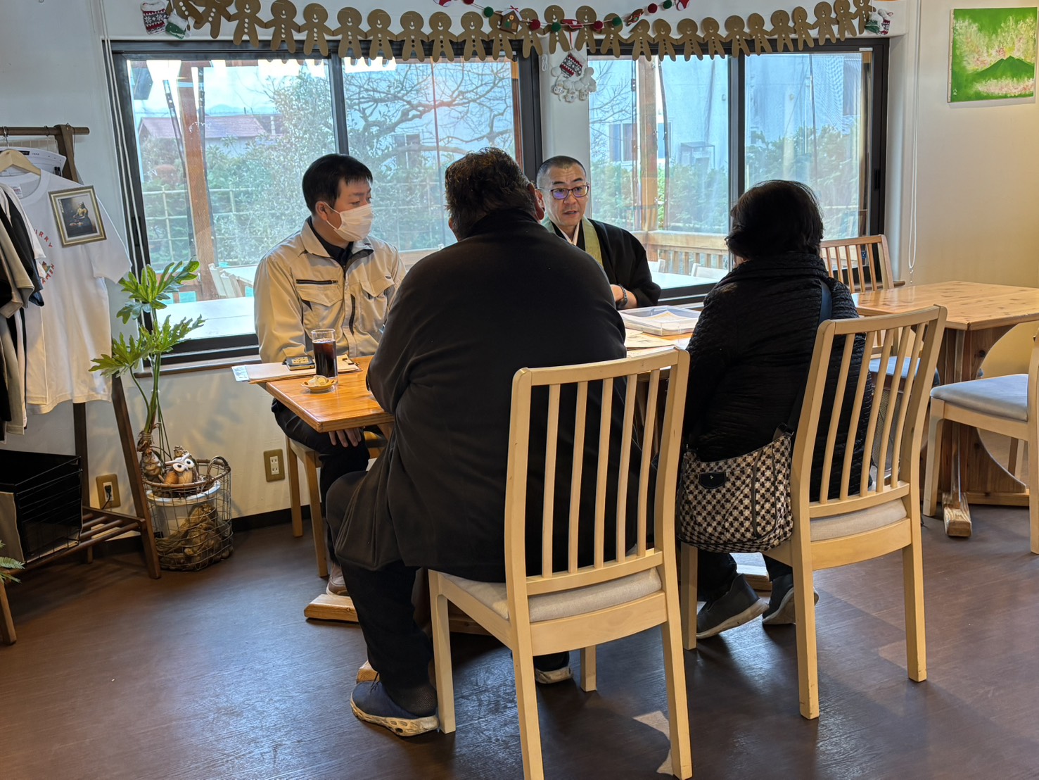 供養とお墓のなんでも相談会でお客様のお話を伺っている様子