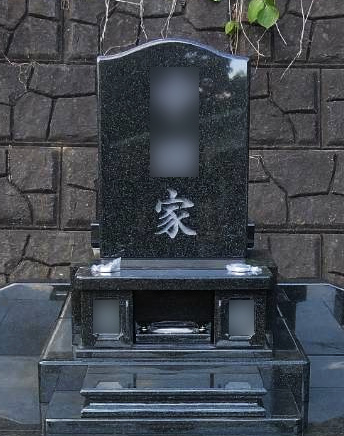 お墓にはシンプルな内容の彫刻 〇〇家+家紋