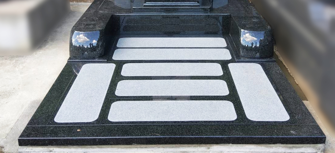 足元も貼石+滑り止め加工で安全に