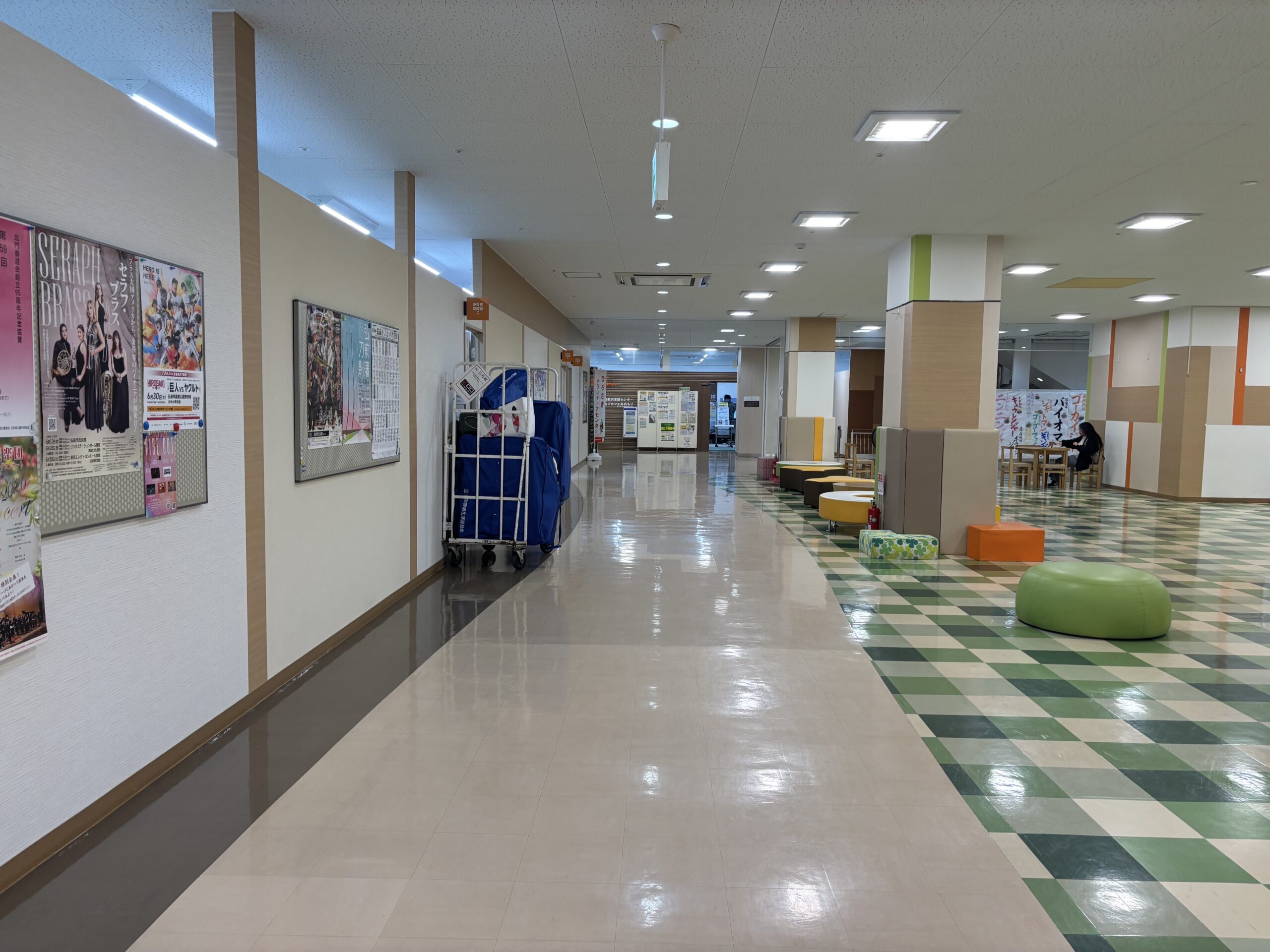 ヒロロ3Fのエレベーターホールからまっすぐ正面に歩いて、左手に会場のお部屋があります。