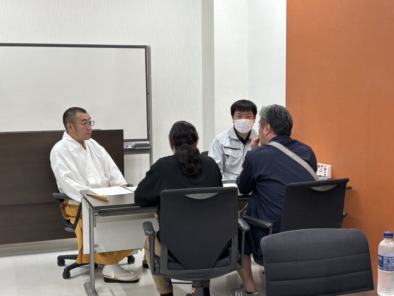 第7回供養とお墓のなんでも相談会 相談している様子